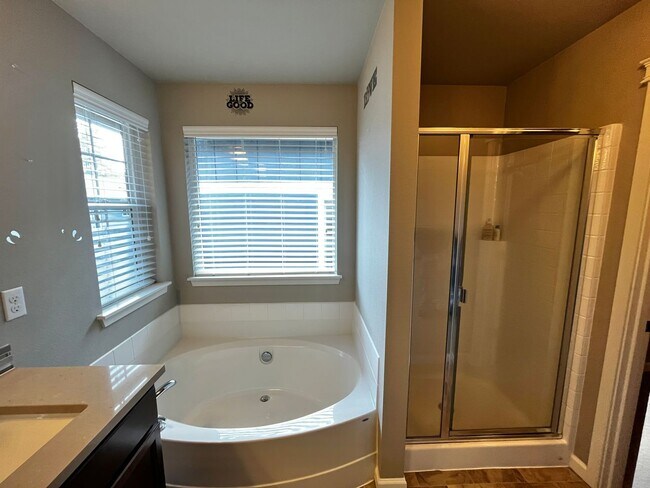 Building Photo - Large 4bed/3bath Home