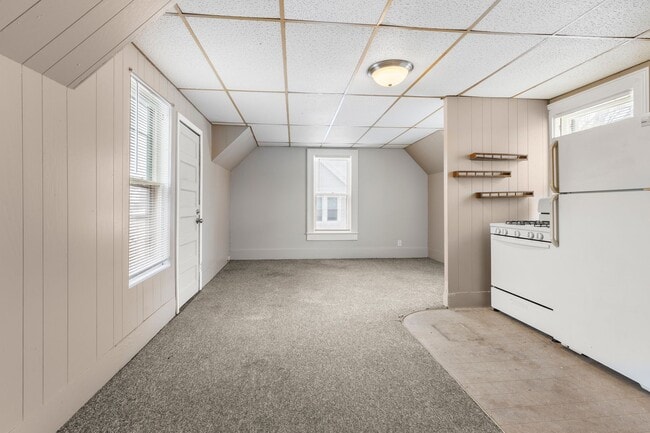 Building Photo - 117 W Division St