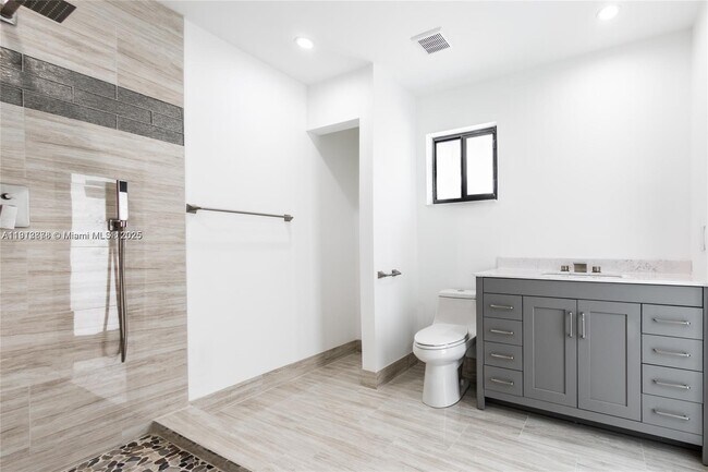 Building Photo - 1001 NW 6th Dr