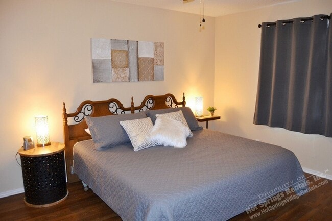 Building Photo - West Gate Area | Home | Furnished