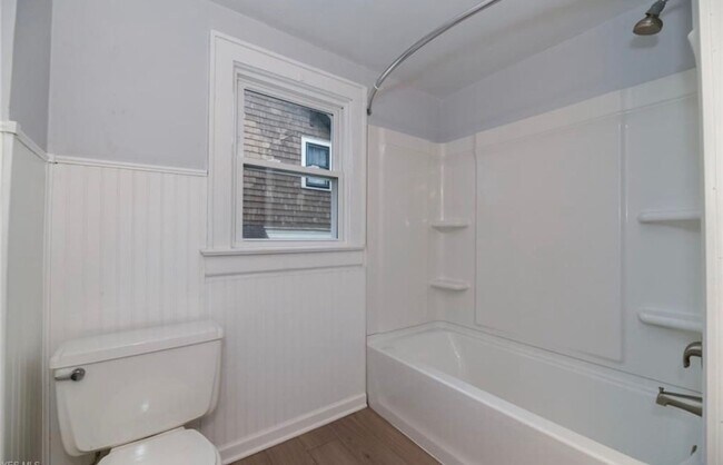 Building Photo - Beautiful home for lease