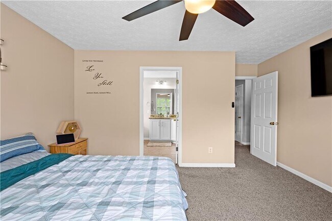 Building Photo - 38 Roxbury Ln