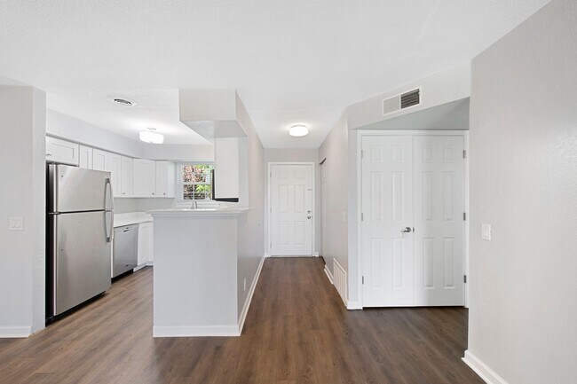 Building Photo - Beautiful 2 Bed 2 Bath Townhouse in Otero Ridge