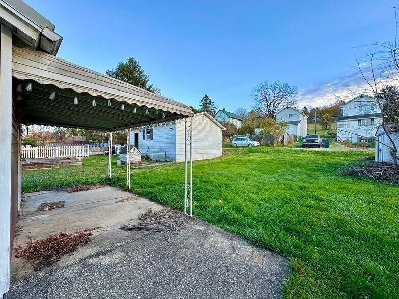 Building Photo - 105 W Chartes St