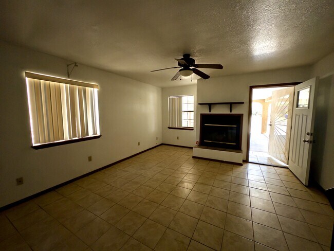 Building Photo - 1633 Ebony Ave