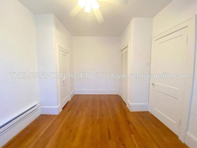 Building Photo - 2504 Longview Ave SW