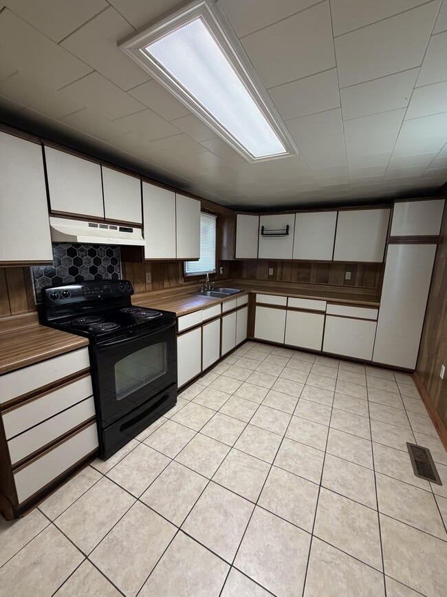 Building Photo - 6793 Edwards Ave