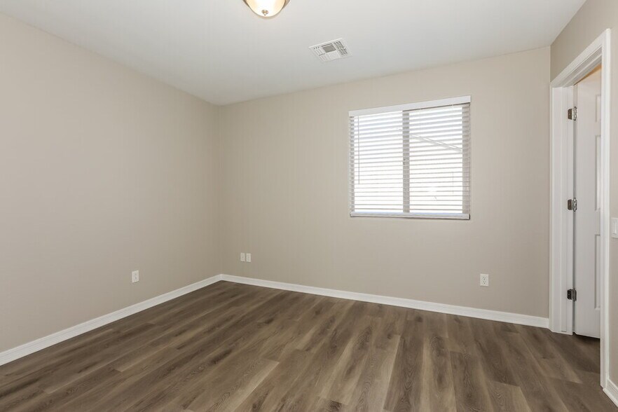 Building Photo - 11162 E Stearn Ave