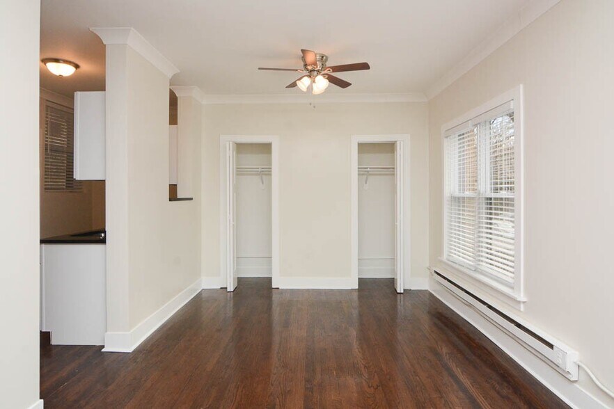 Building Photo - 727 W Roscoe St