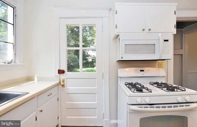 Building Photo - 3752 Kanawha St NW