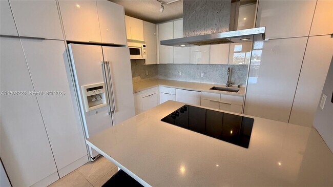 Building Photo - 900 Bay Dr