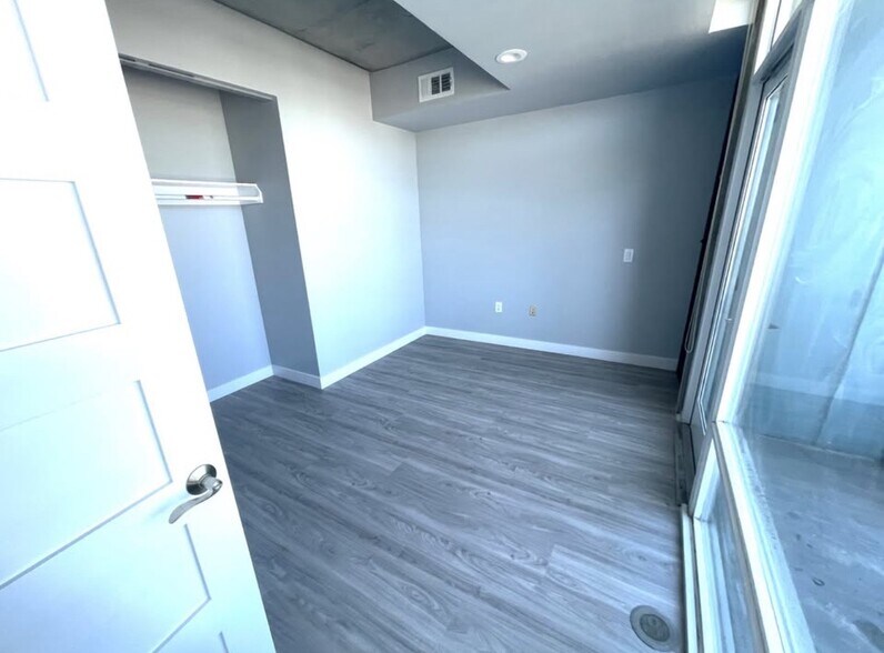 Building Photo - 1080 Park Blvd