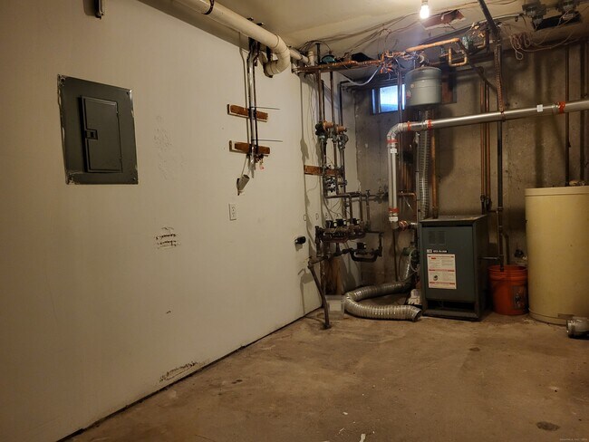 Building Photo - 1730 Farmington Ave