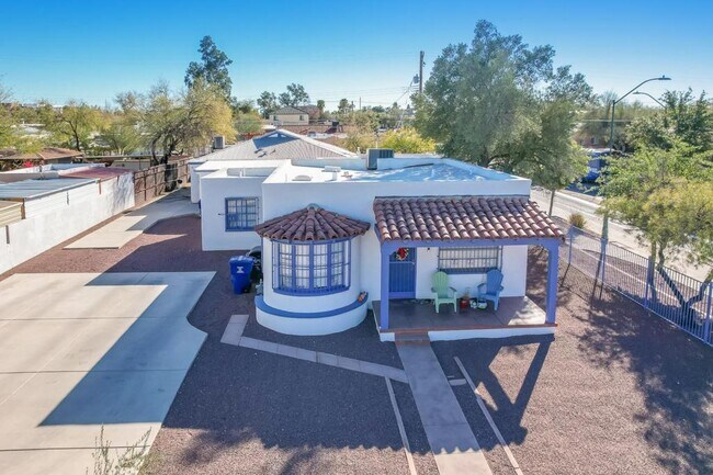 Building Photo - 1304 E Linden St