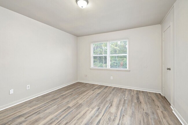 Building Photo - Newly Renovated 2 Bedroom Unit!
