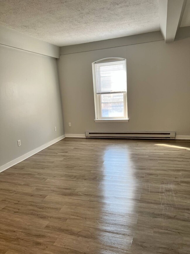 Building Photo - 13 N College St