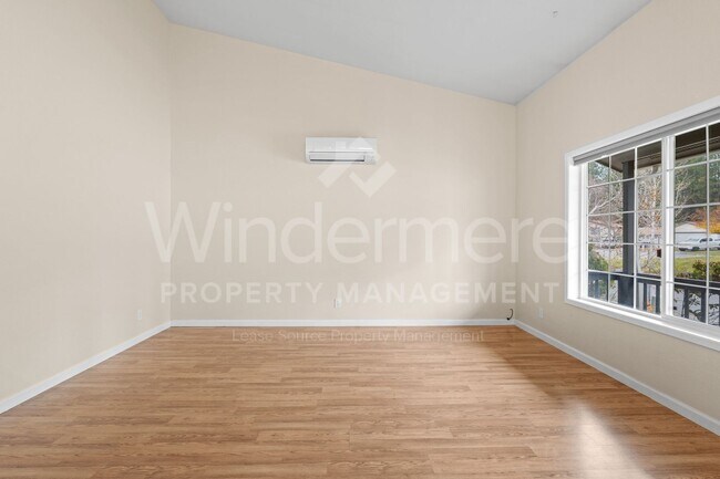 Building Photo - Updated 3 Bed 2 Bath Home With Brand New 2...