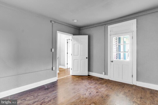 Building Photo - Coming Soon - Spacious 3 Bedroom 1.5 Bath ...