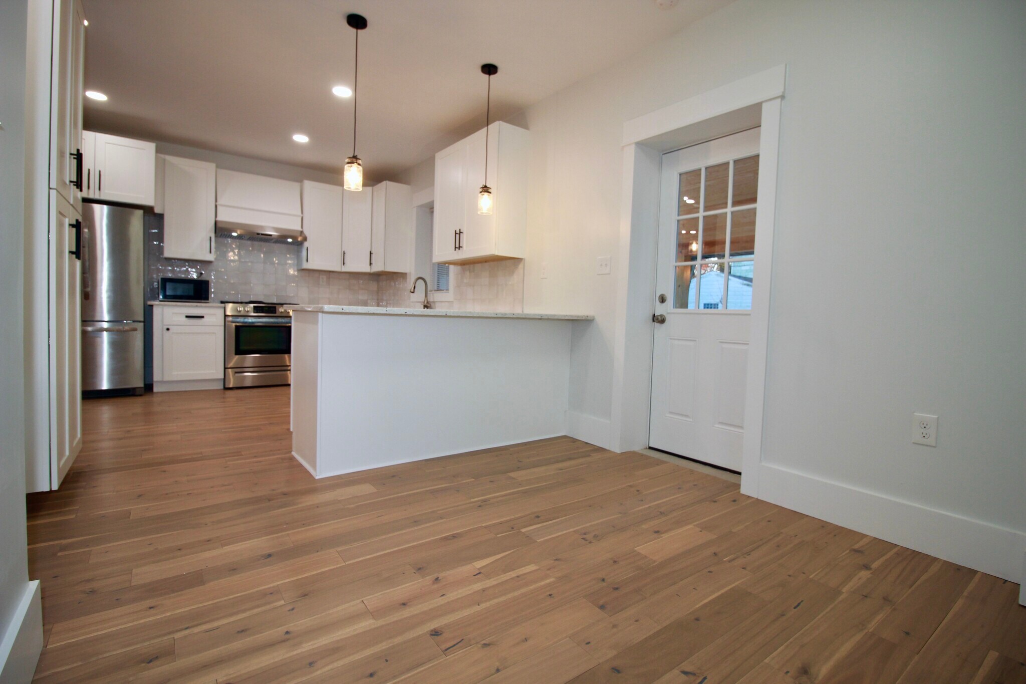 Kitchen + Dining - 6701 Buckingham Plz
