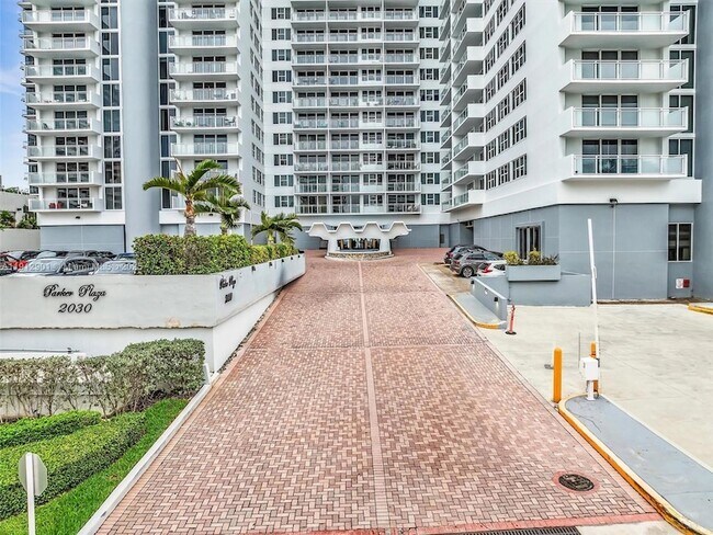 Building Photo - 2030 S Ocean Dr