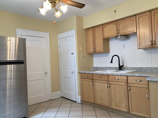 Building Photo - 904 Columbia Ave