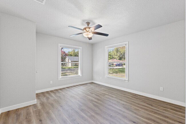 Building Photo - Charming in Cleburne!