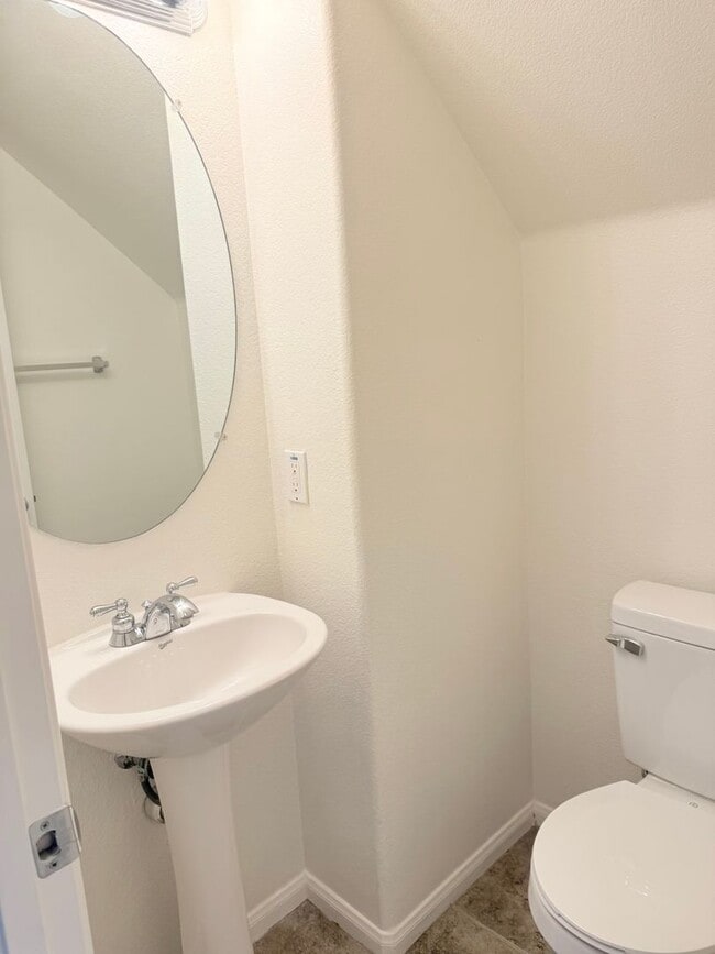 Building Photo - 3 bed 2 car garage condo for rent in Murrieta