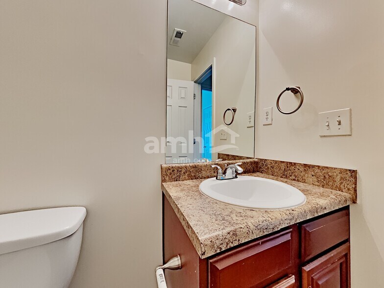 Building Photo - 2425 Valley Creek Dr