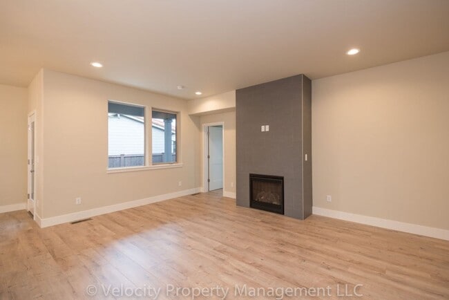 Building Photo - Townhome with Primary Bedroom on the Main ...