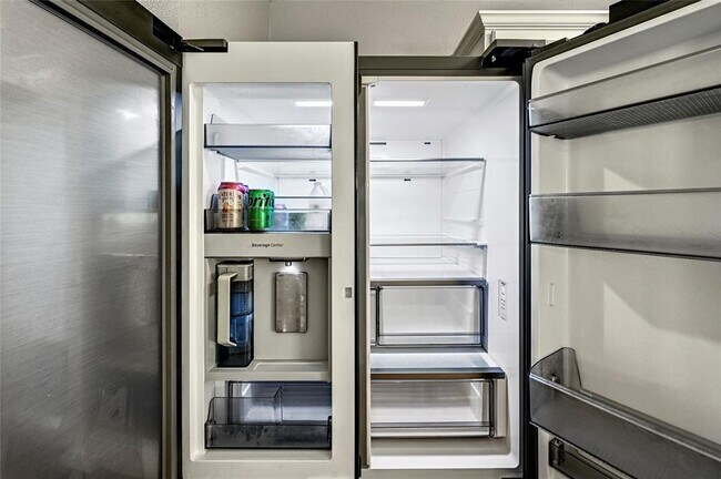 Building Photo - 6813 Sabrina Dr