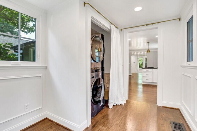 Building Photo - 2215 Fairhaven Cir NE