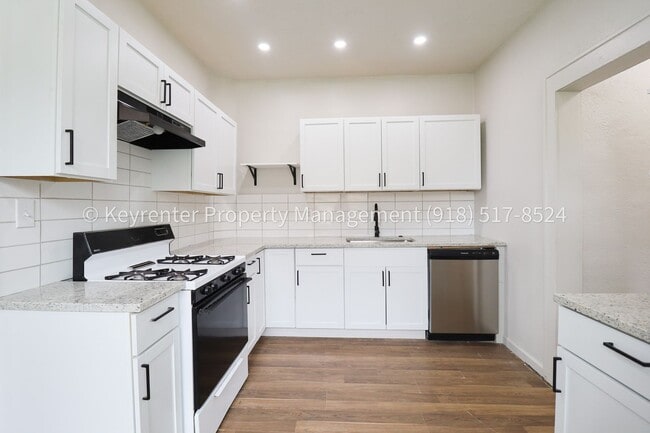 Building Photo - N Rosedale Ave Triplex