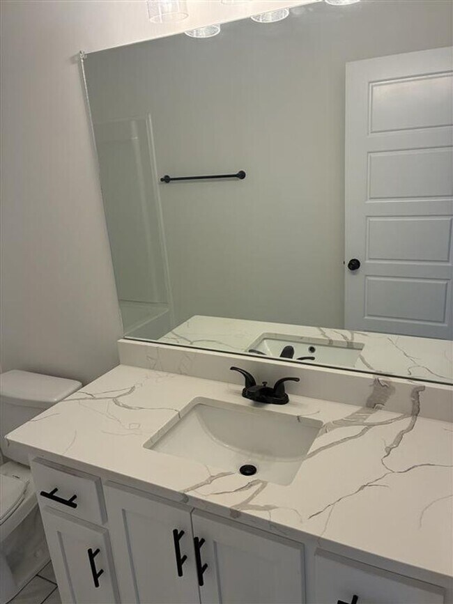 Building Photo - Beautiful 3 Bedroom, 2 Bathroom Home — Minutes from Fort Campbell and the 101st Parkway