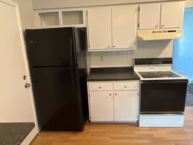 Building Photo - Three bedroom 1.5 bath single family home ...