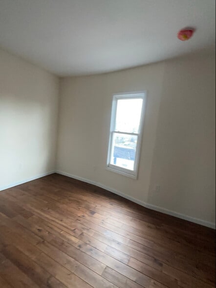 Building Photo - 826 S 15th St