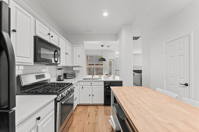 Building Photo - 7 S Avonlea Cir