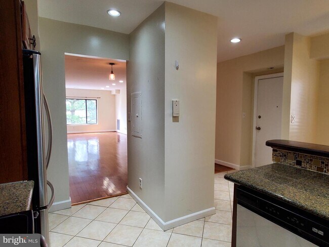 Building Photo - 6050 California Cir