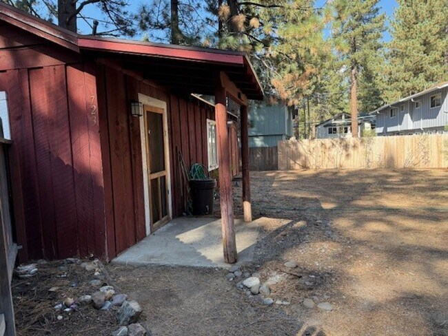 Building Photo - Quiet private one level cabin