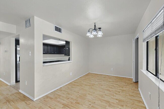 Building Photo - 939 Country Club Dr SE