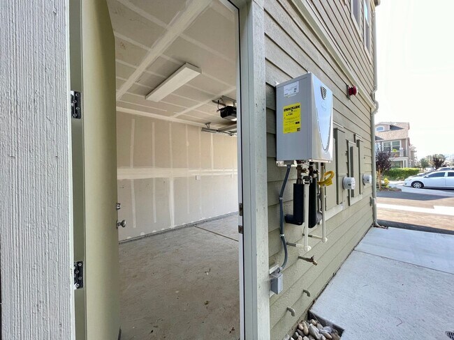 Building Photo - 1 Bedroom, 1 Bath Condo Convenient Napa Location