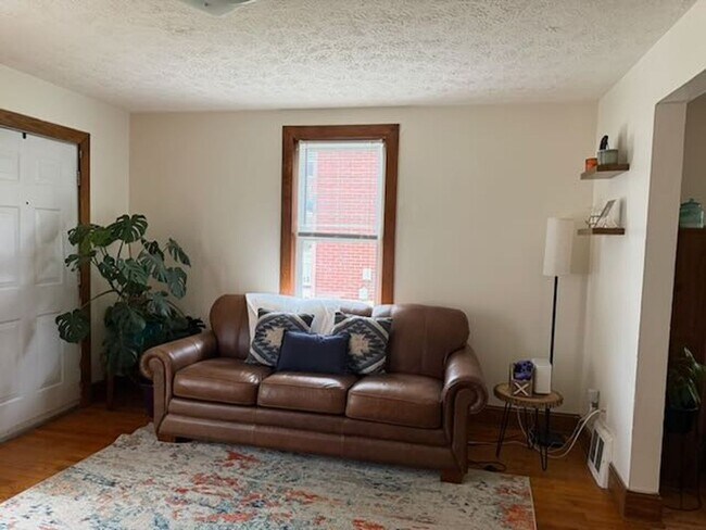 Building Photo - 4 Bedroom Townhome Across Street from JMU