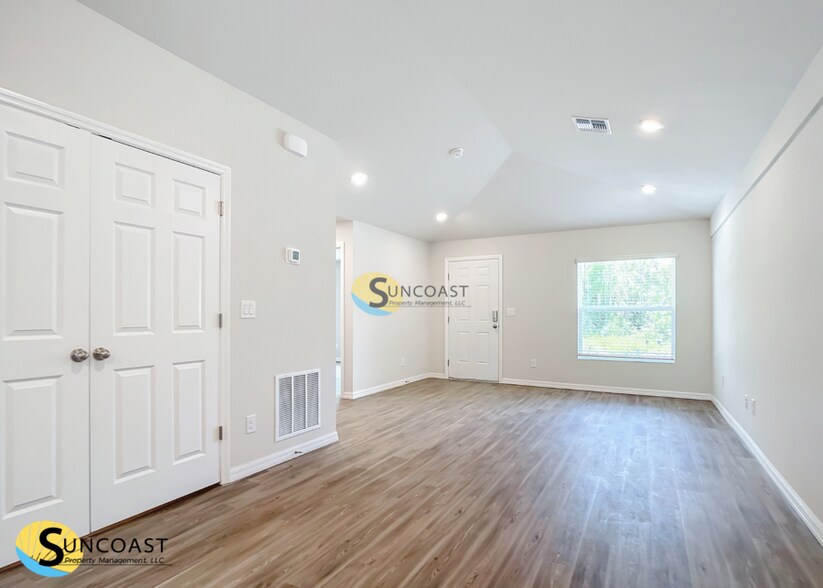 Building Photo - 1147 S Apopka Ave
