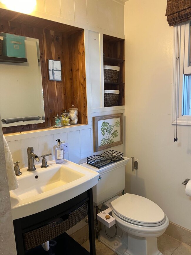 Building Photo - Privately Gated, Cool, Spacious Home, Tuck...