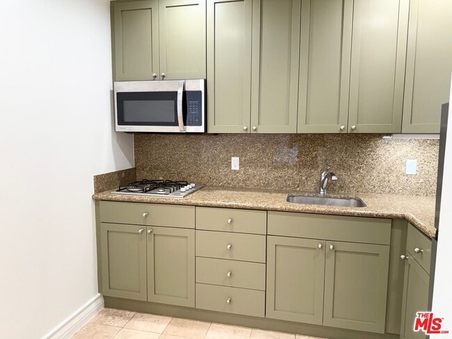 Building Photo - 204 S Reeves Dr