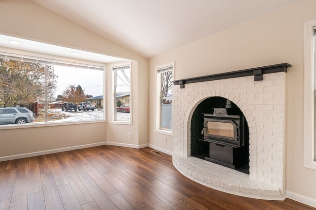 Building Photo - Huge Kitchen, 1000 sq ft Shop/Garage, Remodeled 3 bedroom