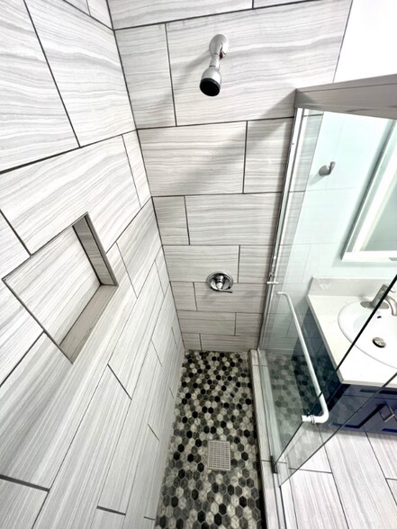 Building Photo - 855 W 43rd Pl