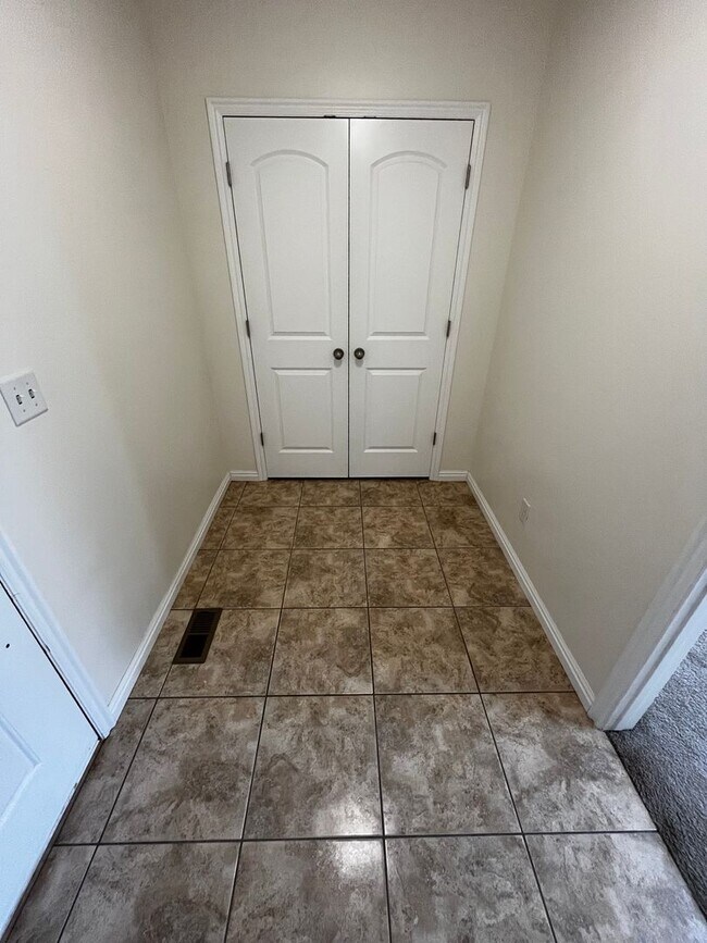 Building Photo - Beautiful 6 Bedroom/3.5 Bath Home in Springville!