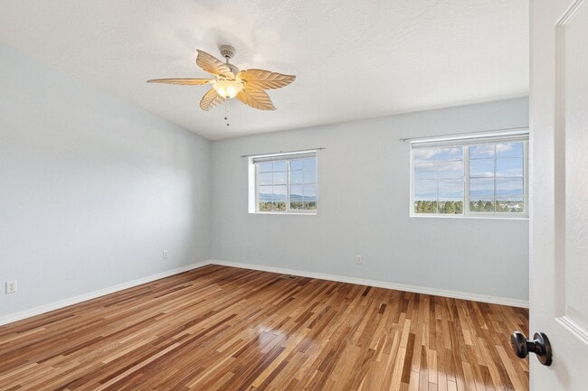 Building Photo - Spacious Sun-filled 3 bed 2.5 Bath Townhouse