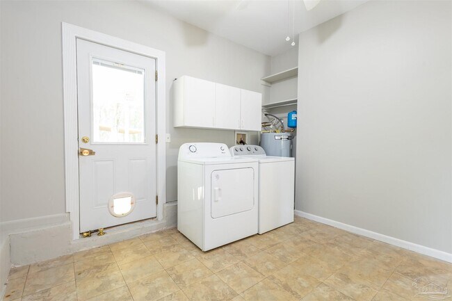 Building Photo - 848 Meadow Ln