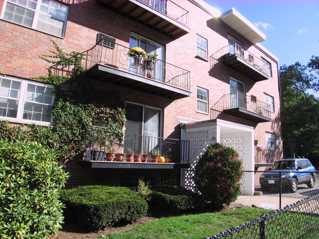 Building Photo - 8 Robinwood Ave